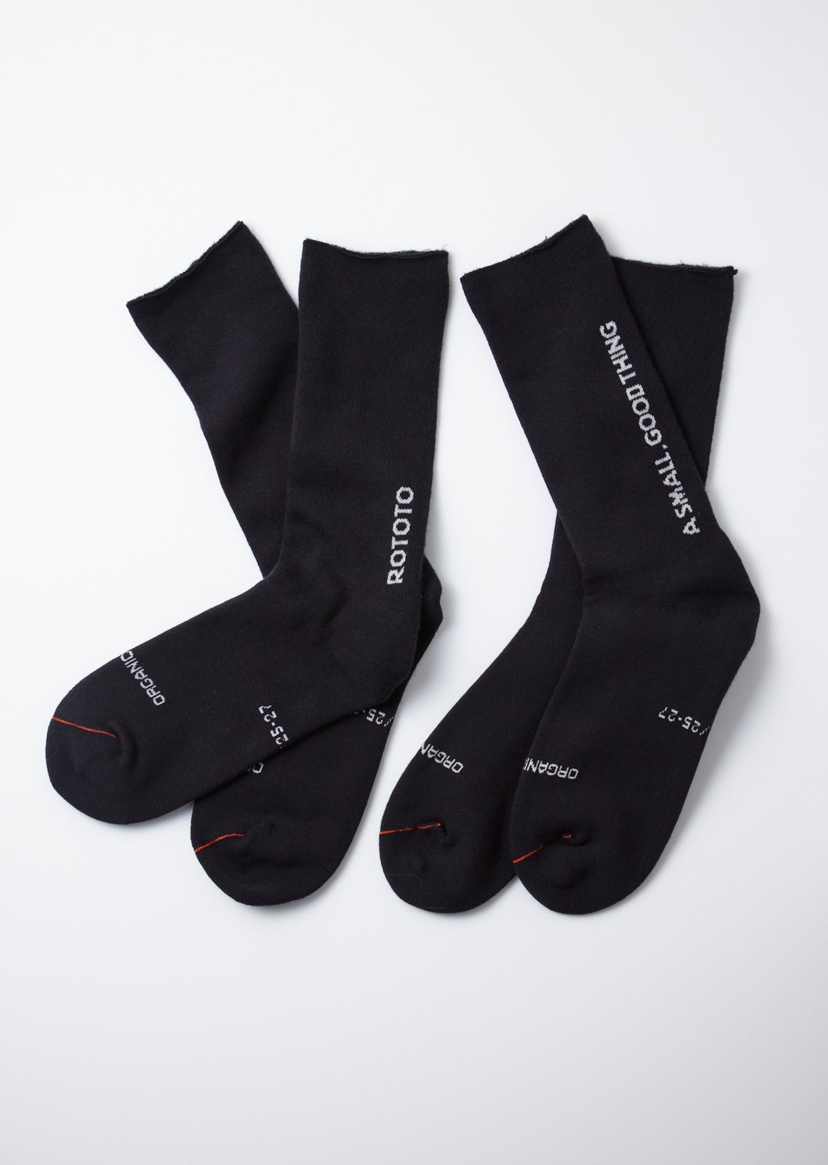 異なるロゴのソックス、2足で1セットです。