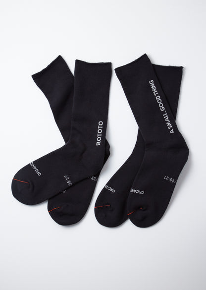 異なるロゴのソックス、2足で1セットです。